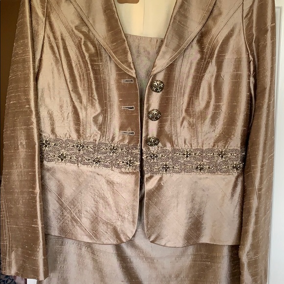 Woman’s beige 2 piece suit - Picture 2 of 7